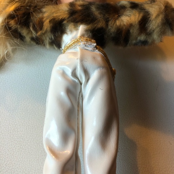 Bratz Designed By Cloe 2001 Doll - Picture 4 of 9